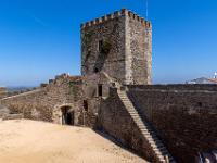 Blick über den Turnierplatz zum Pallas der Burg Monsaraz